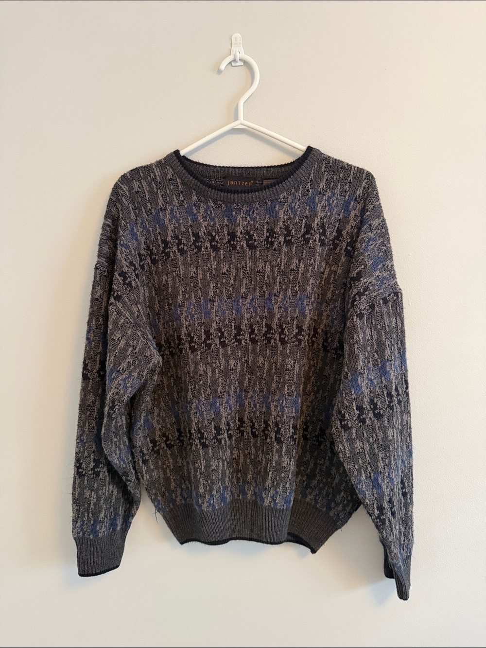 Jantzen Women’s Gray & Blue Patterned Crewneck Sweater